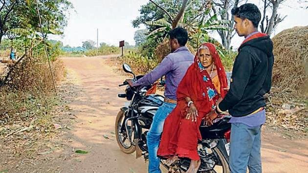Septuagenarian Deventi Devi goes to the bank on a motorcycle to withdraw food subsidy in Ranchi. (Diwakar Prasad/ Ht photo) Septuagenarian Deventi Devi goes to the bank on a motorcycle to withdraw food subsidy in Ranchi. (Diwakar Prasad/ Ht photo)