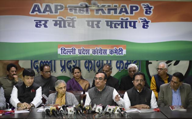 Former Delhi CM Sheila Dikshit and DPCC president Ajay Maken brief media personnel during a press conference in New Delhi. The Congress on Wednesday described the Aam Aadmi Party (AAP) as a “khap party” and said the Arvind Kejriwal-led Delhi government has failed on all fronts in the last three years.  (Vipin Kumar / HT Photo) 