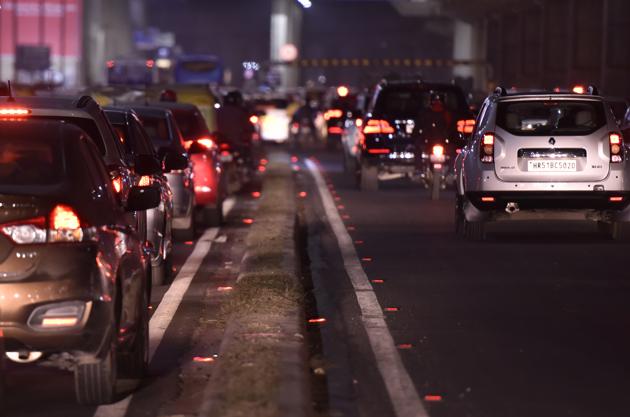 Road surface markings, blinker lights, road stud reflectors and signage will aid motoring on Golf Course Road at night. (Sanjeev Verma/HT PHOTO) Road surface markings, blinker lights, road stud reflectors and signage will aid motoring on Golf Course Road at night. (Sanjeev Verma/HT PHOTO)