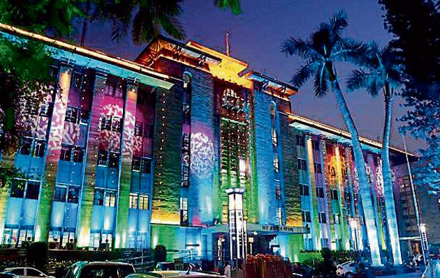 Pune Municipal Corporation building lit up on the eve of its 68th anniversary.(RAVINDRA JOSHI/HT PHOTO)