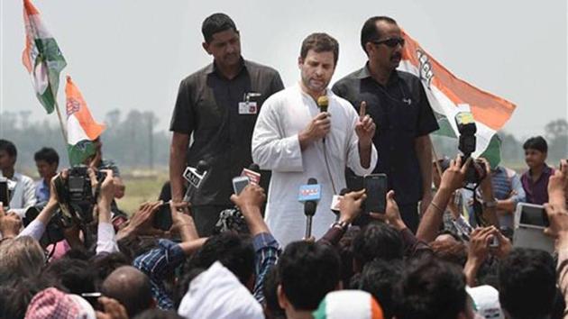 Rahul Gandhi addressing farmers during a padyatra to the site of the proposed food park in Amethi.(PTI)