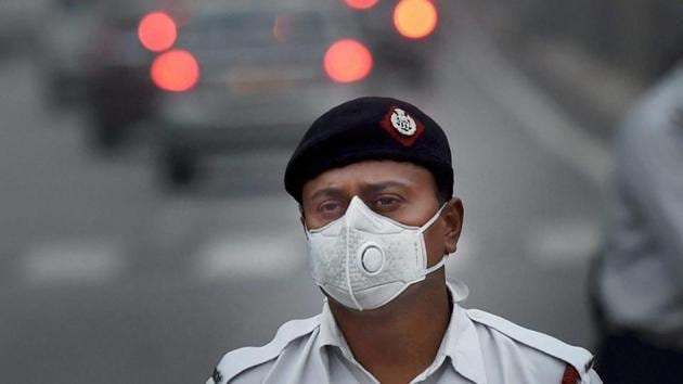 A traffic policeman wears a face mask to protect himself from air pollution, in New Delhi.(PTI File Photo) A traffic policeman wears a face mask to protect himself from air pollution, in New Delhi.(PTI File Photo)