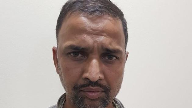 The anti-extortion cell (AEC) of the city police on Tuesday arrested Prakash Prasad alias Shankar Tokal Mahto, for possessing fake currency worth Rs2.20 lakh.(HT Photo)
