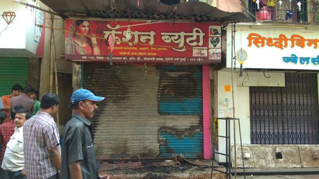 The fire began in the ground floor cosmetics shop in Airoli in the early hours of Thursday.(Bachchan Kumar /HT Photo)
