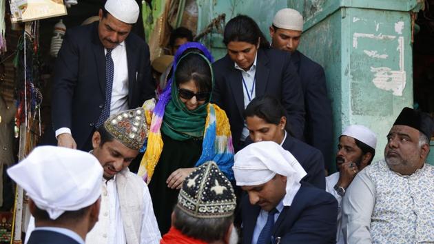 J&K chief minister Mehbooba Mufti at the dargah of Sufi saint Khwaja Moinuddin Chishti in Ajmer on Thursday. (HT Photo) J&K chief minister Mehbooba Mufti at the dargah of Sufi saint Khwaja Moinuddin Chishti in Ajmer on Thursday. (HT Photo)
