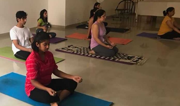 Everyday, at least 5-10 minutes of yoga can help one in refreshing their mind, says yoga guru Shobhna Juneja.(HT photo)