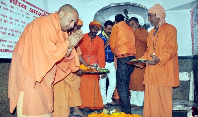 Chief minister Yogi Adityanath performing puja at Pitteshwarnath temple in Gorakhpur’s Pipiganj.(HT Photo)