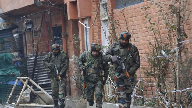 Army personnel take position during an encounter with militants in Karan Nagar on Monday. (Waseem Andrabi/HT File Photo) Army personnel take position during an encounter with militants in Karan Nagar on Monday. (Waseem Andrabi/HT File Photo)