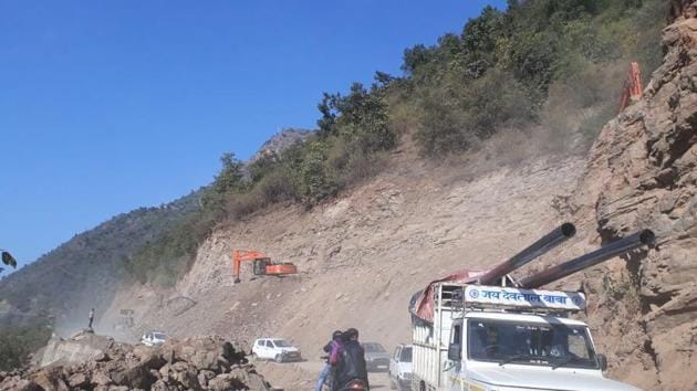 Construction of an all-weather road in Uttarkhand’s Champawat is causing delays of long-distance passenger buses and has led to a number of road accidents (HT Photo.) Construction of an all-weather road in Uttarkhand’s Champawat is causing delays of long-distance passenger buses and has led to a number of road accidents (HT Photo.)