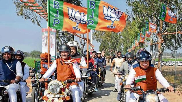 BJP national president Amit Shah riding pillion with Haryana BJP chief Subhash Barala and CM Manohar Lal Kattar (right) during the Yuva Hunkar Rally in Jind on Thursday.(Manoj Dhaka/HT)