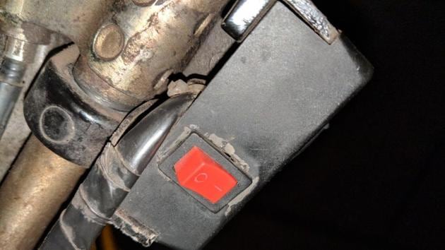 Some autorickshaw drivers put buttons that are hidden near the steering handle that speed up the meter, and in turn hike the fares. (HT PHOTO) Some autorickshaw drivers put buttons that are hidden near the steering handle that speed up the meter, and in turn hike the fares. (HT PHOTO)