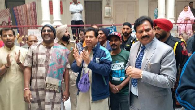 Hindu pilgrims from Pakistan celebrating their visa extension in Amritsar’s Durgiana Temple on Friday. (Sameer Sehgal/HT) Hindu pilgrims from Pakistan celebrating their visa extension in Amritsar’s Durgiana Temple on Friday. (Sameer Sehgal/HT)