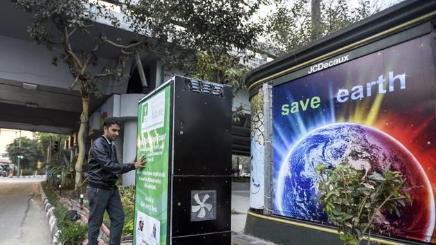 An ‘anti-pollution tower’ under the Indraprastha Marg flyover, near ITO. (Sonu Mehta/HT PHOTO) An ‘anti-pollution tower’ under the Indraprastha Marg flyover, near ITO. (Sonu Mehta/HT PHOTO)