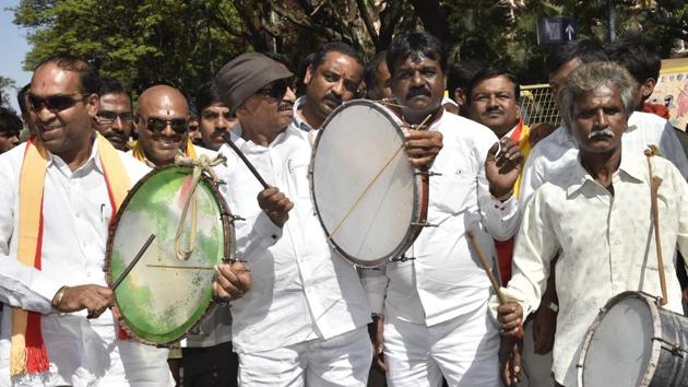 Pro Kannada activist Vatal Nagaraj with his supporters celebrates the Supreme Court's verdict on Cauvery water dispute in Bengaluru. The apex court increased Karnataka’s share of water and directed the state to release 177.25 tmc to Tamil Nadu. (Arijit Sen / HT Photo) Pro Kannada activist Vatal Nagaraj with his supporters celebrates the Supreme Court's verdict on Cauvery water dispute in Bengaluru. The apex court increased Karnataka’s share of water and directed the state to release 177.25 tmc to Tamil Nadu. (Arijit Sen / HT Photo)
