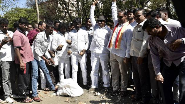 Karnataka activists celebrate the Supreme Court's verdict on the Cauvery water dispute, in Bengaluru on February 16, 2018.(Arijit Sen/HT Photo) Karnataka activists celebrate the Supreme Court's verdict on the Cauvery water dispute, in Bengaluru on February 16, 2018.(Arijit Sen/HT Photo)