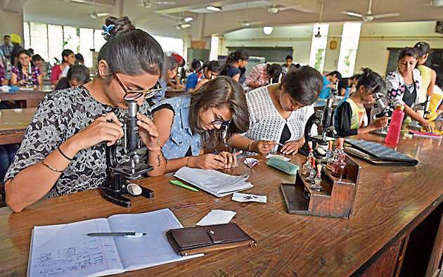 The Delhi University said they may come up with a tiebreaker formula in admissions to the post-graduate courses for the first batch of choice-based credit system (CBCS) who get grades instead of absolute marks. (Sushil Kumar/HT Photo) The Delhi University said they may come up with a tiebreaker formula in admissions to the post-graduate courses for the first batch of choice-based credit system (CBCS) who get grades instead of absolute marks. (Sushil Kumar/HT Photo)