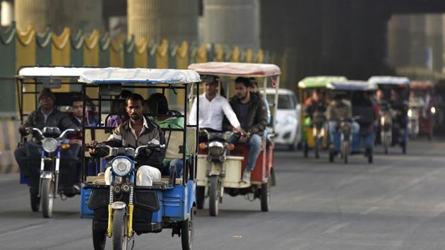 The majority of motorists and taxi drivers do not park their vehicles in the multi-level parking lot and park roadside instead, adding to the congestion. (Virendra Singh Gosain/HT PHOTO) The majority of motorists and taxi drivers do not park their vehicles in the multi-level parking lot and park roadside instead, adding to the congestion. (Virendra Singh Gosain/HT PHOTO)