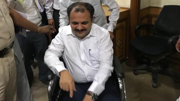 After suffering a leg injury, PCMC municipal commissioner Shravan Hardikar came in on a wheelchair to present the annual budget on Thursday. (HT PHOTO) After suffering a leg injury, PCMC municipal commissioner Shravan Hardikar came in on a wheelchair to present the annual budget on Thursday. (HT PHOTO)