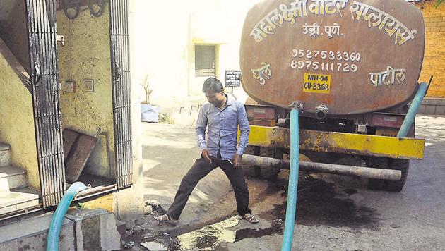 A tanker fills the water tank of a residence in Undri. (Shankar Narayan/HT PHOTO) A tanker fills the water tank of a residence in Undri. (Shankar Narayan/HT PHOTO)