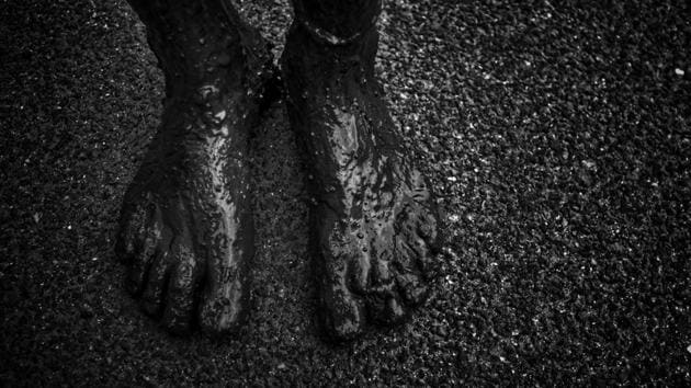 A sanitation worker’s feet covered with muck.(Ravi Choudhary / HT File Photo)