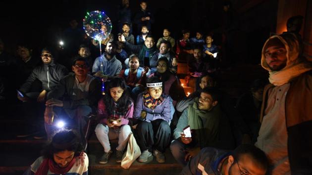 Students of the Jawaharlal Nehru University protest against a new attendance policy on campus on Thursday.(Raj K Raj/HT Photo) Students of the Jawaharlal Nehru University protest against a new attendance policy on campus on Thursday.(Raj K Raj/HT Photo)