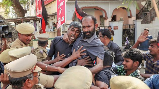 Police try to detain members of Thanthai Periyar Dravida Kalagham protesting against the Supreme Court’s verdict on the Cauvery river dispute, in Coimbatore on Friday.(PTI Photo) Police try to detain members of Thanthai Periyar Dravida Kalagham protesting against the Supreme Court’s verdict on the Cauvery river dispute, in Coimbatore on Friday.(PTI Photo)