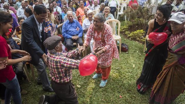 Elderly people celebrate Valentine’s Day at Aaji Ajoba Udyan,Shivaji park, Dadar in Mumbai on February 14. (Pratik Chorge / HT Photo) Elderly people celebrate Valentine’s Day at Aaji Ajoba Udyan,Shivaji park, Dadar in Mumbai on February 14. (Pratik Chorge / HT Photo)