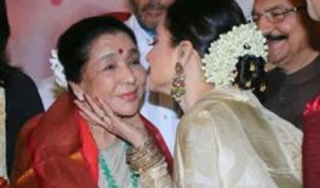 Rekha meets Asha Bhosle at the 5th Yash Chopra Memorial Awards.