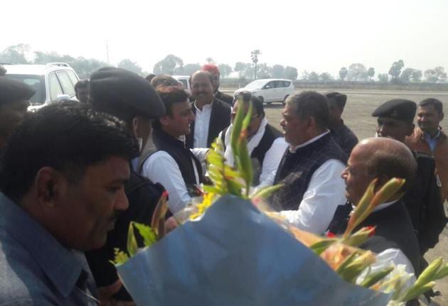 SP chief Akhilesh Yadav being welcomed at Andhau airstrip in Ghazipur. (HT Photo) SP chief Akhilesh Yadav being welcomed at Andhau airstrip in Ghazipur. (HT Photo)