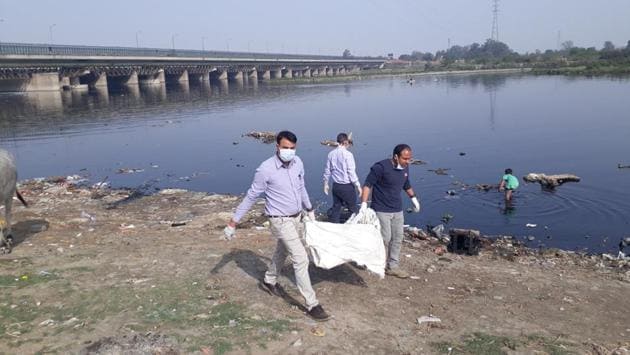 Every Saturday afternoon, a group of doctors, scientists and engineers of Delhi put their stethoscopes and lab coats aside to take up brooms, shovels and pickaxes to clean the Yamuna.(HT Photo)