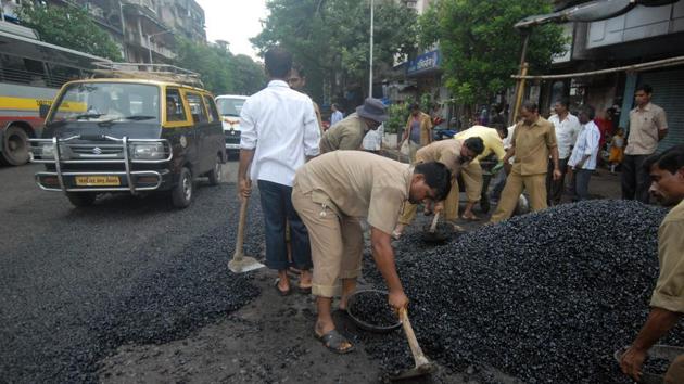 Road contractors will be monitored by the Brihanmumbai Municipal Corporation’s vigilance department. (HT File Photo) Road contractors will be monitored by the Brihanmumbai Municipal Corporation’s vigilance department. (HT File Photo)