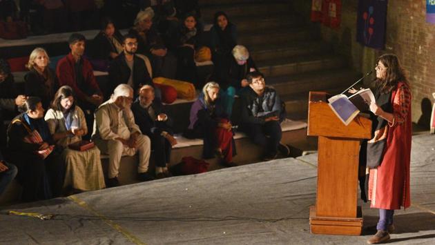 Writer and film director Sagari Chhabra presents a poetic adieu to Asma. The evening in honour of a many splendored woman saw participation from individuals and organisations across Pakistan, India and broader South Asia. (Raj K Raj / HT Photo) 