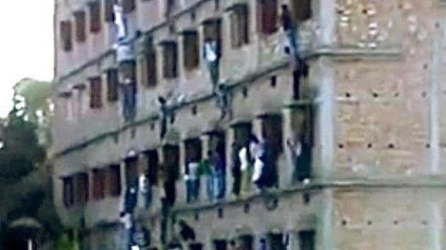 The picture of parents and relatives scaling up a wall of an examination centre in Vaishali district in Bihar in 2015. Mass cheating has been reported in the state for years. Last year, the Class 12 Arts topper turned out to be a 42-year-old man, who had faked his age to take the test. He was arrested on charges of fraud.(File Photo) The picture of parents and relatives scaling up a wall of an examination centre in Vaishali district in Bihar in 2015. Mass cheating has been reported in the state for years. Last year, the Class 12 Arts topper turned out to be a 42-year-old man, who had faked his age to take the test. He was arrested on charges of fraud.(File Photo)