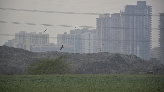 A mountain of garbage by the banks of river Hindon at the Pratap Vihar landfill site in Ghaziabad.(Sakib Ali/HT Photo)