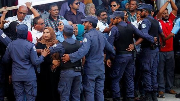 Maldivian Police officers push back the opposition supporters near the main opposition Maldives Democratic Party (MDP) headquarters during a protest demanding the government to release jailed opposition leaders, including former Presidents Mohamed Nasheed and Maumoon Abdul Gayoom in line with a last week Supreme Court order, in Male, Maldives February 9, 2018. (Reuters Photo) Maldivian Police officers push back the opposition supporters near the main opposition Maldives Democratic Party (MDP) headquarters during a protest demanding the government to release jailed opposition leaders, including former Presidents Mohamed Nasheed and Maumoon Abdul Gayoom in line with a last week Supreme Court order, in Male, Maldives February 9, 2018. (Reuters Photo)