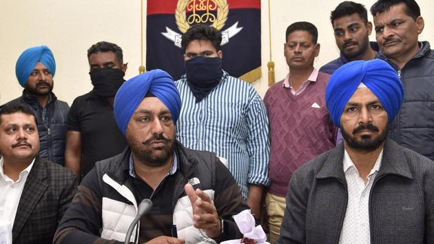 Police officials addressing a press conference after the heroin seizure and the arrest of drug peddlers in Ludhiana.(Gurpreet Singh/Ht)