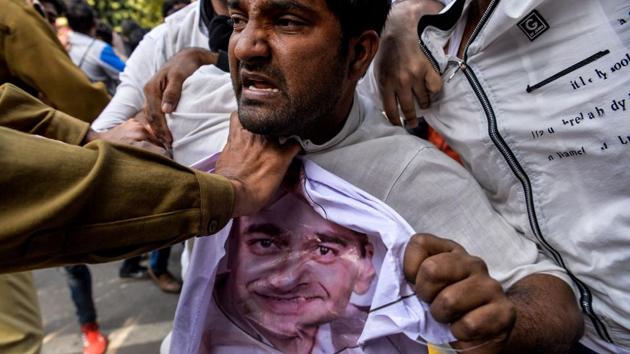 A Congress supporter shouts slogans as police try to control him during a protest against billionaire jeweller Nirav Modi in New Delhi on February 16, 2018.(AFP)