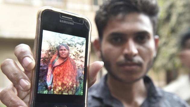 Ramkrishna Jhalte shows a picture of his mother Sakhubai who attempted suicide.(Anshuman Poyrekar/HT Photo)