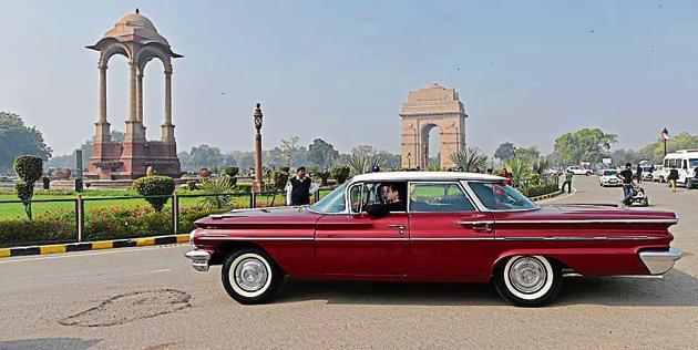 People drive around as part of a vintage car rally at India Gate on Saturday. Starting from India Gate, the cars reached Gurgaon, where they will be showcased till Sunday(Anushree Fadnavis/HT PHOTO)