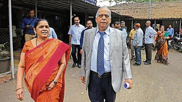 Builder DS Kulkarni and his wife, Hemanti, are accused of duping over 2,000 investors who put their money in their construction business through fixed deposits.(HT File Photo)