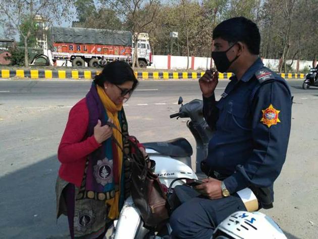 A city patrol unit personnel in Uttarakhand’s Rudrapur checking a two-wheeler rider without a helmet. (HT File Photo.) A city patrol unit personnel in Uttarakhand’s Rudrapur checking a two-wheeler rider without a helmet. (HT File Photo.)