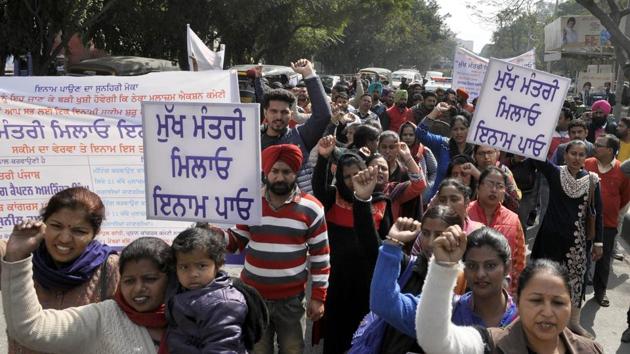 Contractual staff march with ‘Mukh Mantri Milao, Inaam Pao’ banners in ...