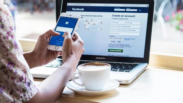 Social media platforms provide opportunities for young people to connect and communicate with friends as well as people they know in person but are not necessarily close to.(Shutterstock)