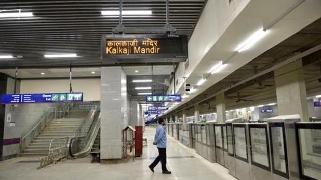 Officials say the common mobility card will encourage commuters to park their vehicles at the Metro stations(Ajay Aggarwal/HT Photo)