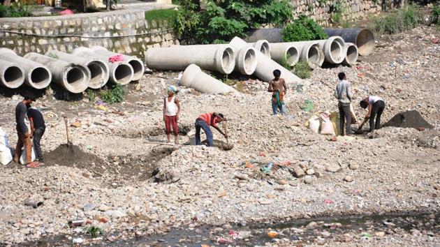 On Saturday night, the suspended constable was allegedly trying to facilitate passage of a truck loaded with illegally mined sand in Vikasnagar area of the city.(HT FILE (REPRESENTATIVE PIC)) On Saturday night, the suspended constable was allegedly trying to facilitate passage of a truck loaded with illegally mined sand in Vikasnagar area of the city.(HT FILE (REPRESENTATIVE PIC))