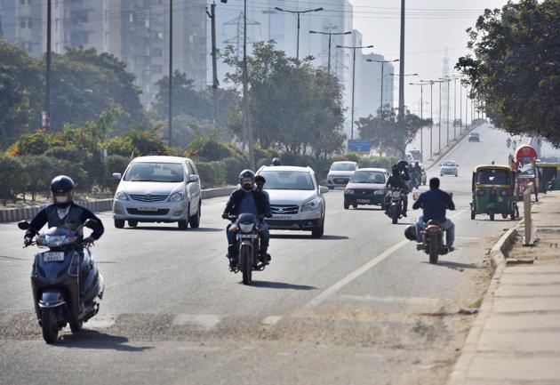 Commuters unfamiliar with the city roads often drive at the flyover at high speed, unaware of the bus stop, cut and speed breaker lying ahead. (Sanjeev Verma/HT PHOTO) Commuters unfamiliar with the city roads often drive at the flyover at high speed, unaware of the bus stop, cut and speed breaker lying ahead. (Sanjeev Verma/HT PHOTO)