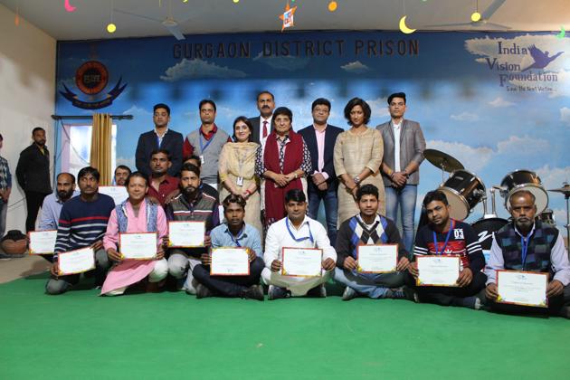 The selected inmates pose with former Delhi top cop Kiran Bedi and superintendent of Bhondsi jail Jai Krishan Chillar.(HT PHOTO)