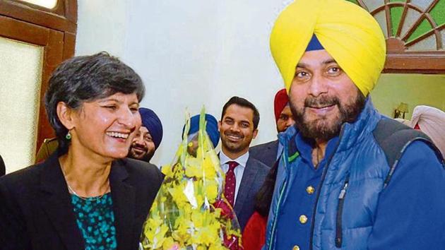 Australian high commissioner to India Harinder Sidhu being welcomed by Punjab local bodies minister Navjot Singh Sidhu before a press conference in Amritsar on Sunday.(Sameer Sehgal/HT)