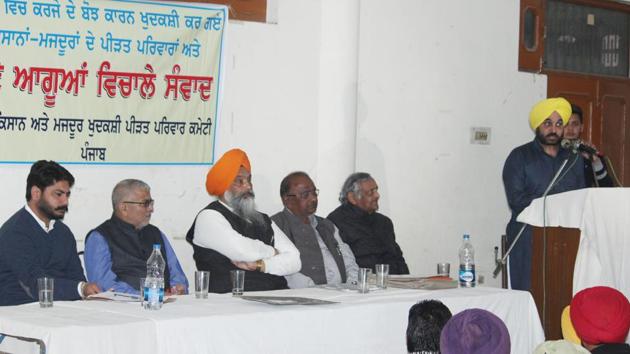 Sangrur MP Bhagwant Mann speaking on farmer suicides as his counterparts Dharamvira Gandhi (left) and Prem Singh Chandumajra look on in Sangrur on Sunday.(HT Photo)