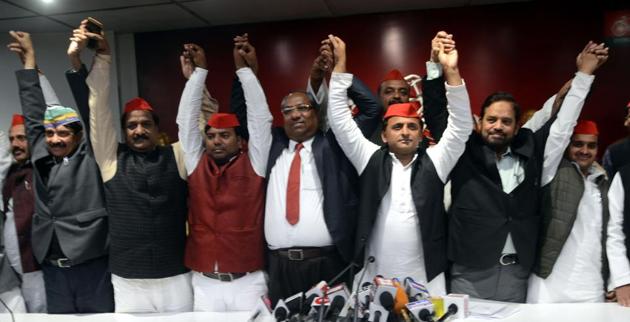SP chief Akhilesh Yadav along with partymen at a press conference in Lucknow. (HT Photo) SP chief Akhilesh Yadav along with partymen at a press conference in Lucknow. (HT Photo)